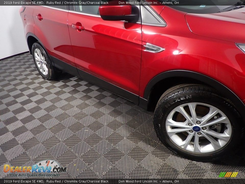 2019 Ford Escape SE 4WD Ruby Red / Chromite Gray/Charcoal Black Photo #4