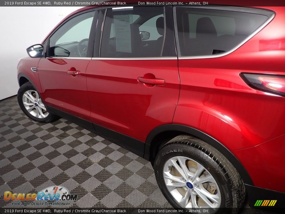 2019 Ford Escape SE 4WD Ruby Red / Chromite Gray/Charcoal Black Photo #18