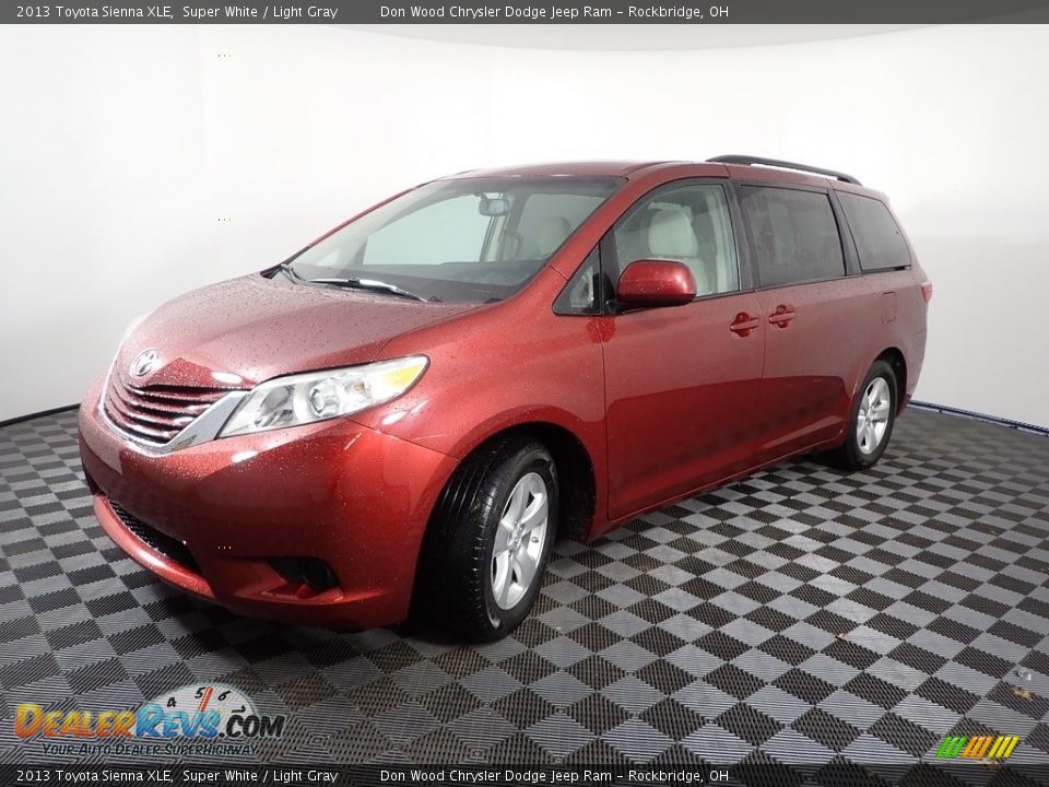 2013 Toyota Sienna XLE Super White / Light Gray Photo #6