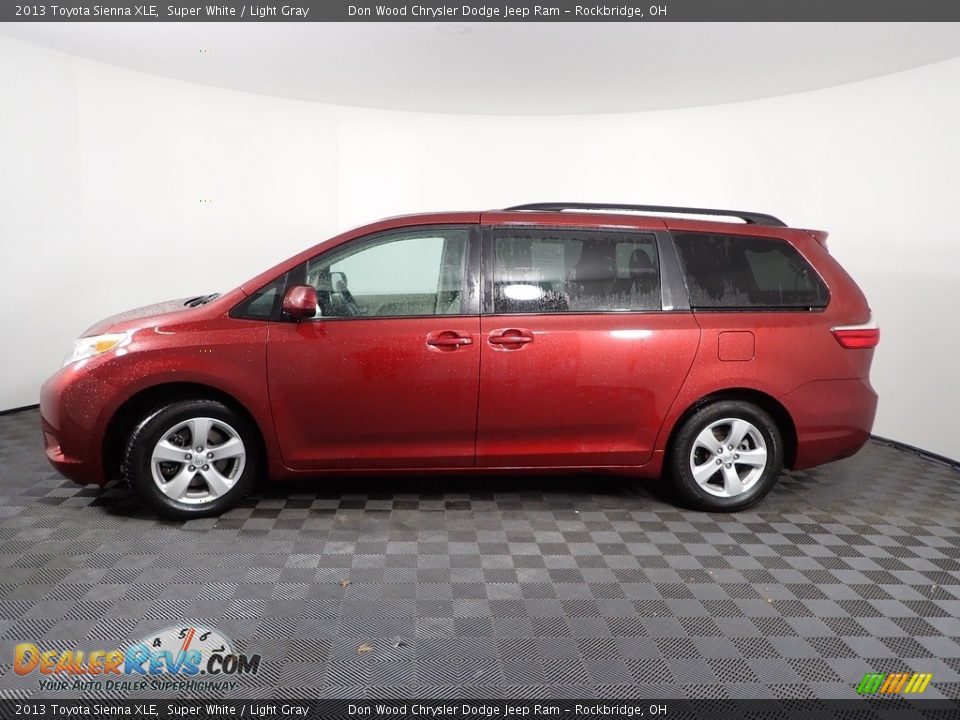 2013 Toyota Sienna XLE Super White / Light Gray Photo #7