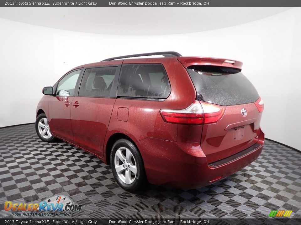 2013 Toyota Sienna XLE Super White / Light Gray Photo #8