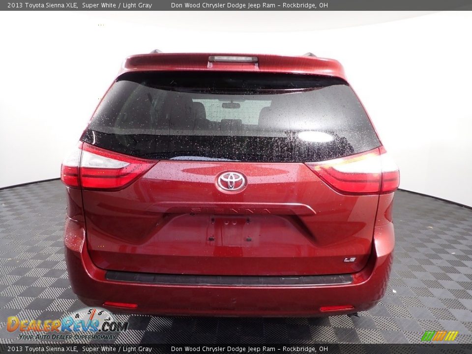 2013 Toyota Sienna XLE Super White / Light Gray Photo #9