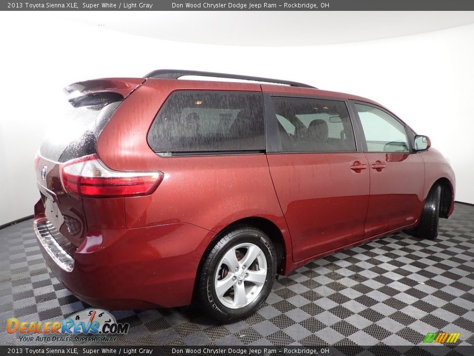 2013 Toyota Sienna XLE Super White / Light Gray Photo #12