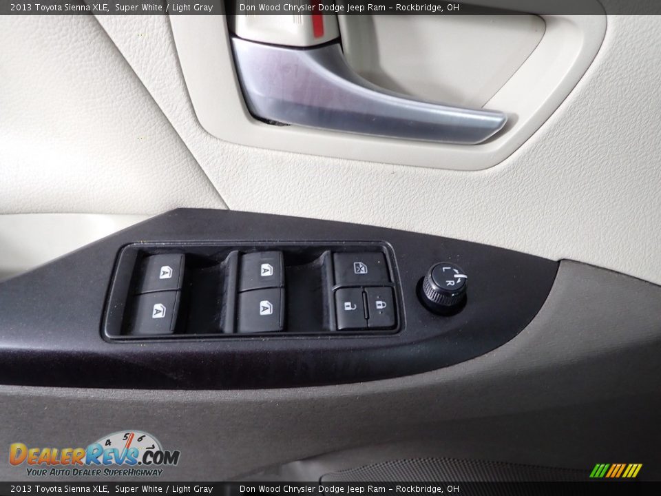 2013 Toyota Sienna XLE Super White / Light Gray Photo #14