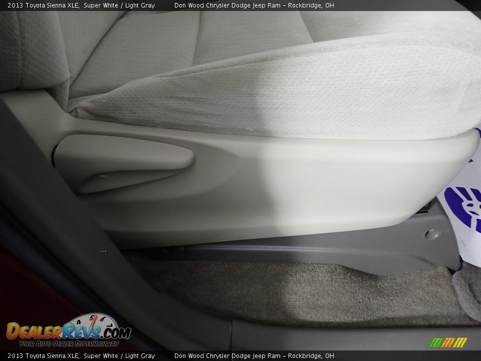 2013 Toyota Sienna XLE Super White / Light Gray Photo #30