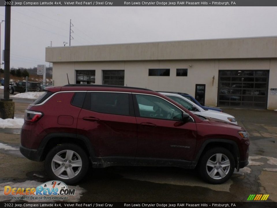 2022 Jeep Compass Latitude 4x4 Velvet Red Pearl / Steel Gray Photo #4