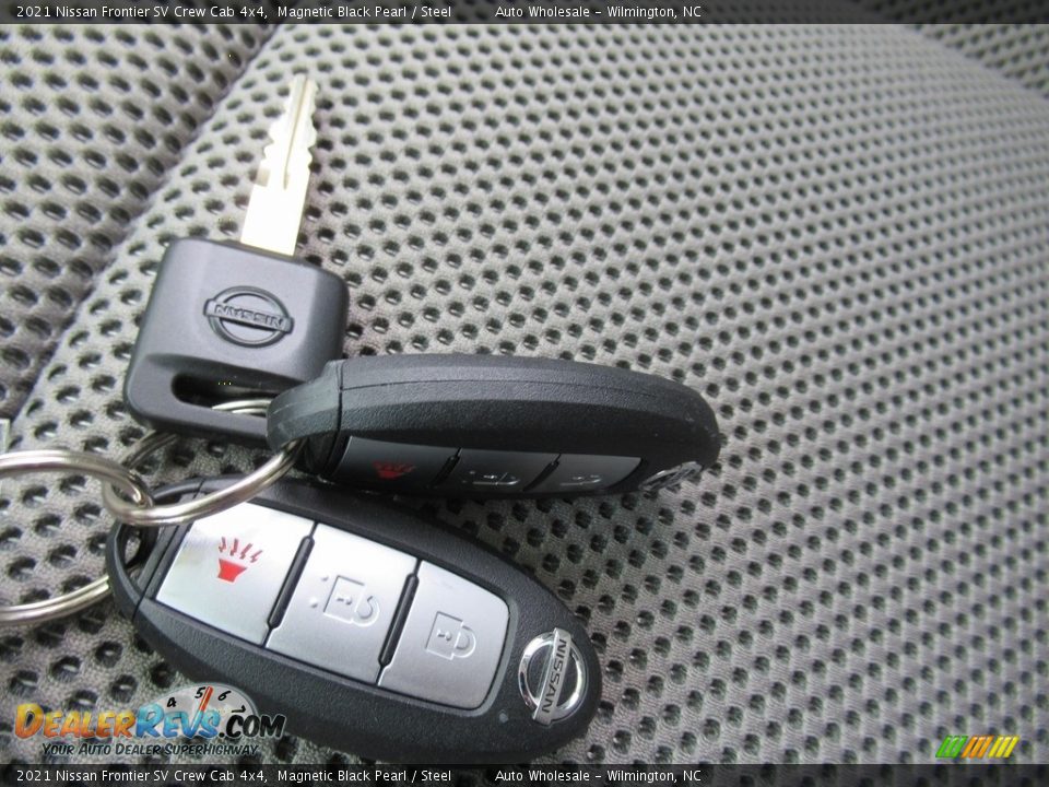 Keys of 2021 Nissan Frontier SV Crew Cab 4x4 Photo #20