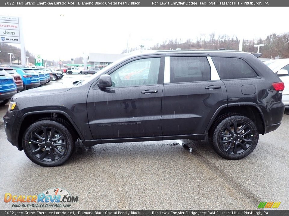 2022 Jeep Grand Cherokee Laredo 4x4 Diamond Black Crystal Pearl / Black Photo #2