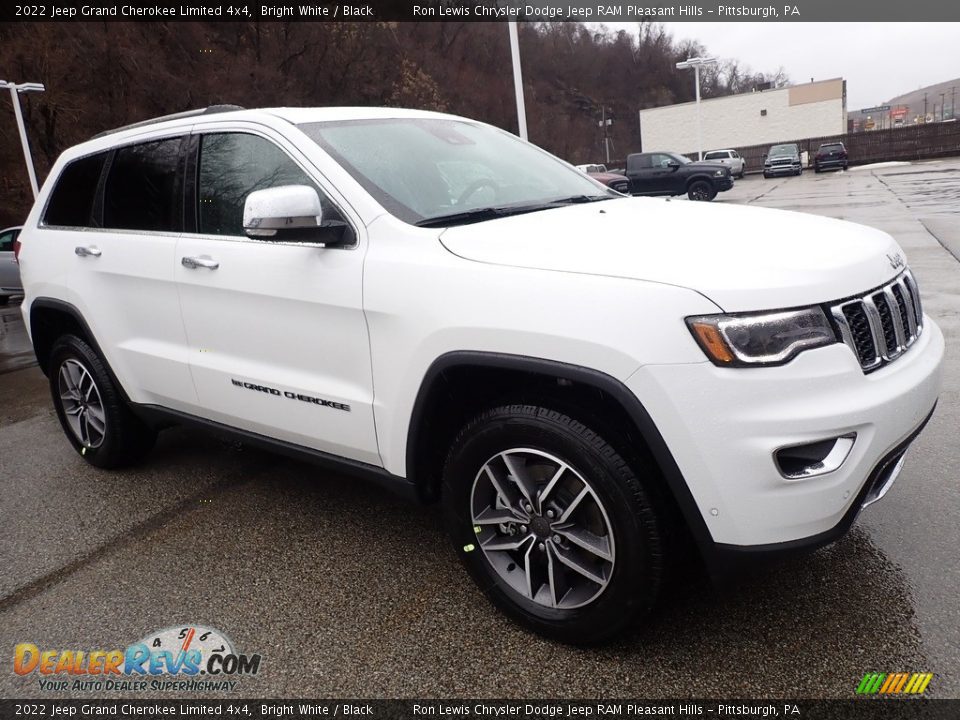 Front 3/4 View of 2022 Jeep Grand Cherokee Limited 4x4 Photo #8