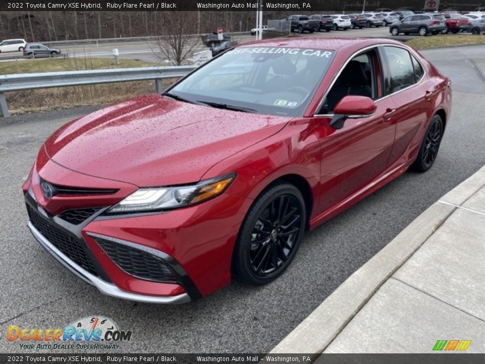Front 3/4 View of 2022 Toyota Camry XSE Hybrid Photo #7