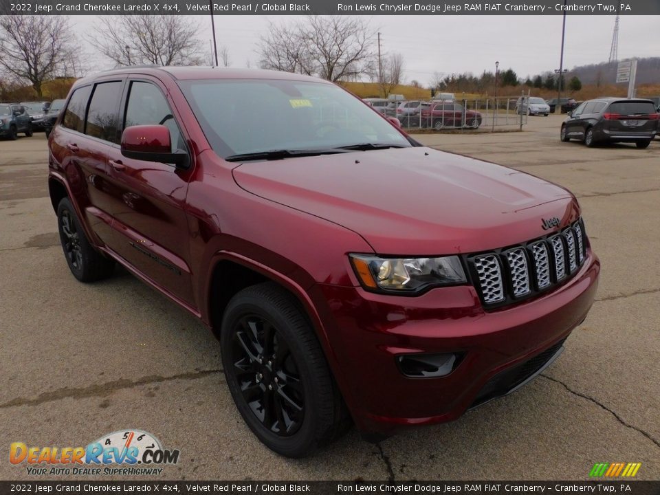 2022 Jeep Grand Cherokee Laredo X 4x4 Velvet Red Pearl / Global Black Photo #3