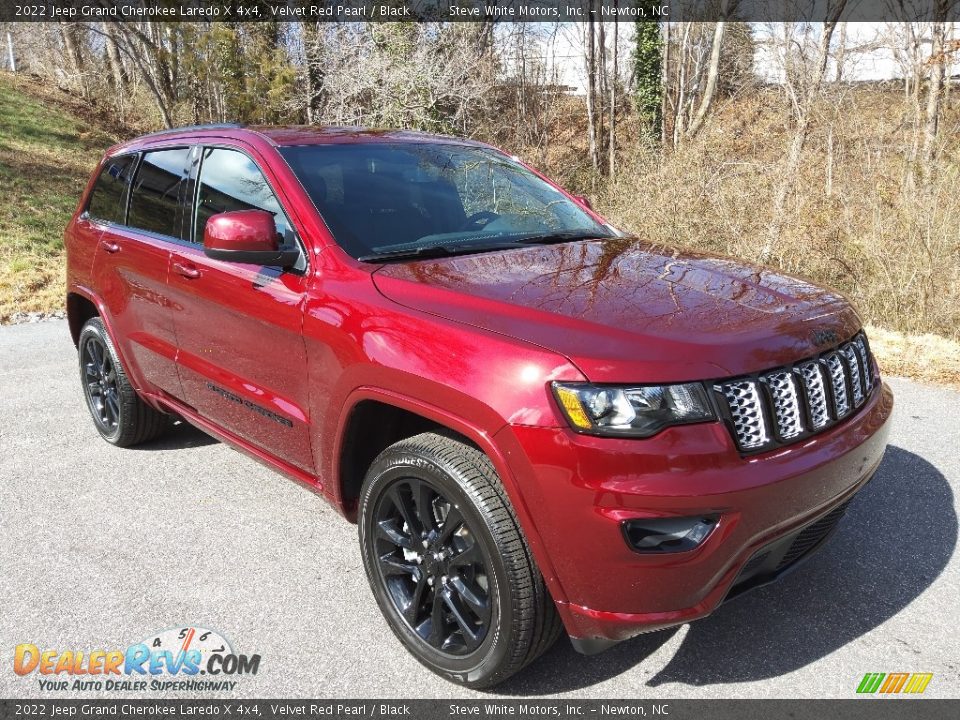 Front 3/4 View of 2022 Jeep Grand Cherokee Laredo X 4x4 Photo #4