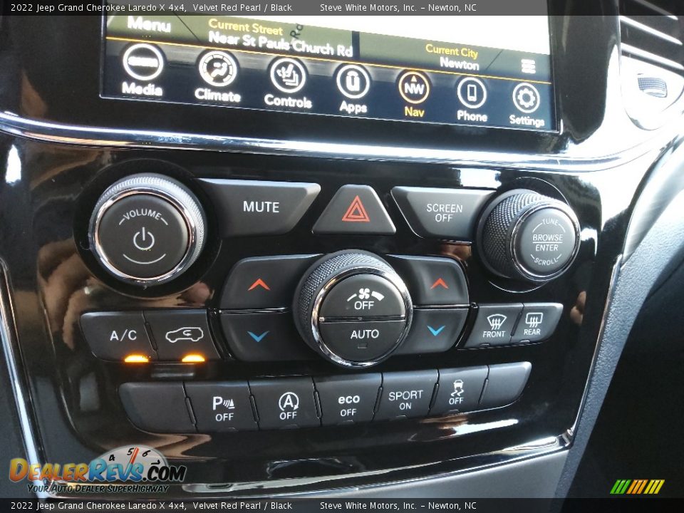 Controls of 2022 Jeep Grand Cherokee Laredo X 4x4 Photo #27