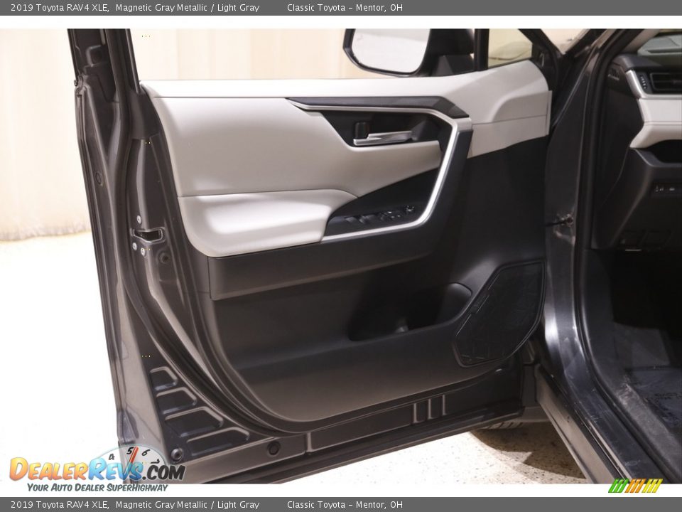 2019 Toyota RAV4 XLE Magnetic Gray Metallic / Light Gray Photo #4