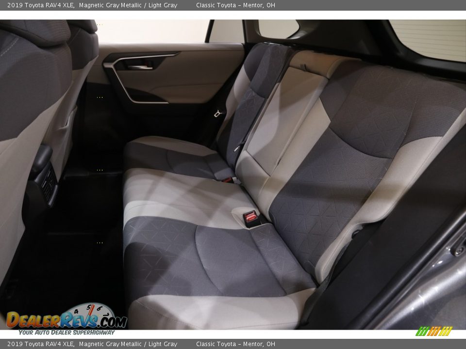 2019 Toyota RAV4 XLE Magnetic Gray Metallic / Light Gray Photo #17
