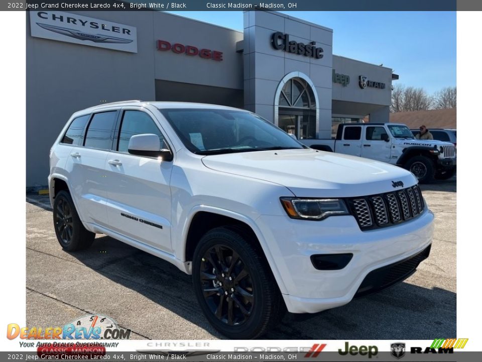 2022 Jeep Grand Cherokee Laredo 4x4 Bright White / Black Photo #1