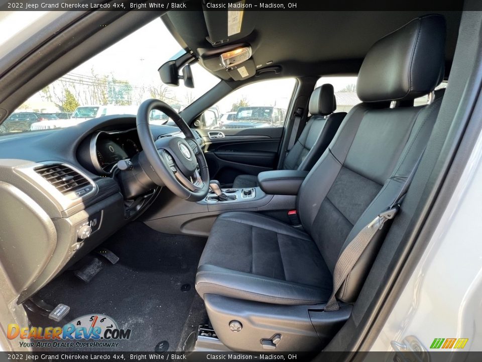 2022 Jeep Grand Cherokee Laredo 4x4 Bright White / Black Photo #2