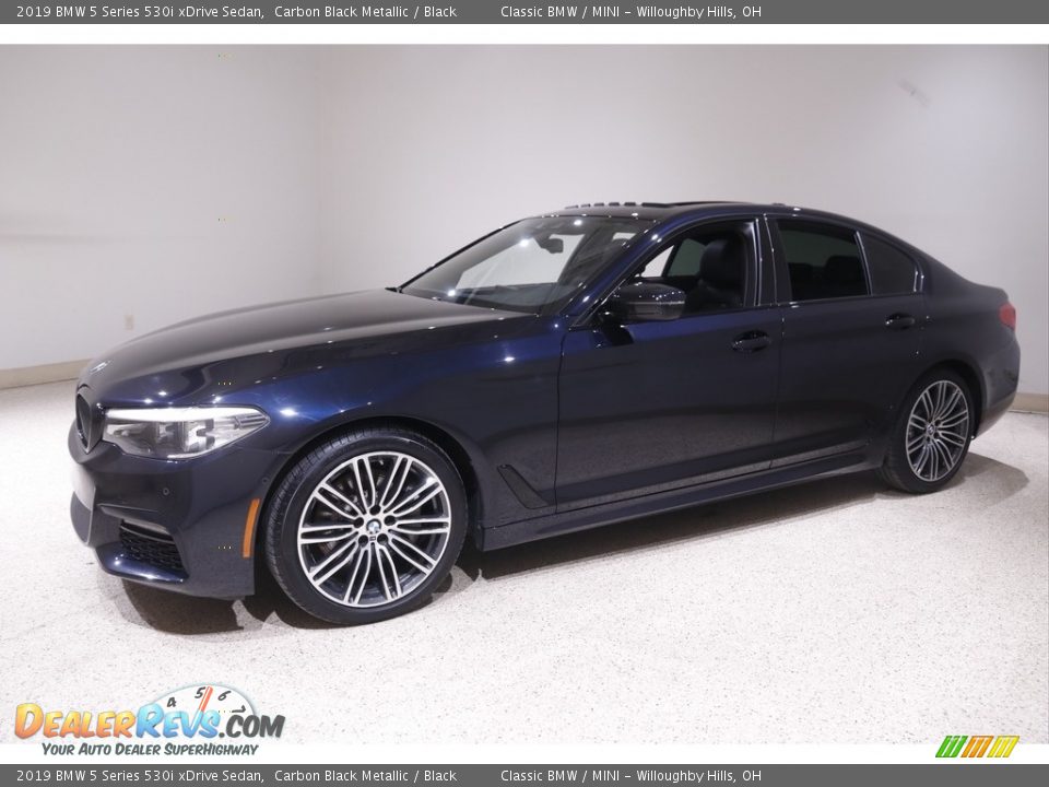 Front 3/4 View of 2019 BMW 5 Series 530i xDrive Sedan Photo #3