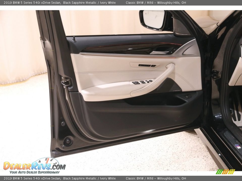 2019 BMW 5 Series 540i xDrive Sedan Black Sapphire Metallic / Ivory White Photo #4