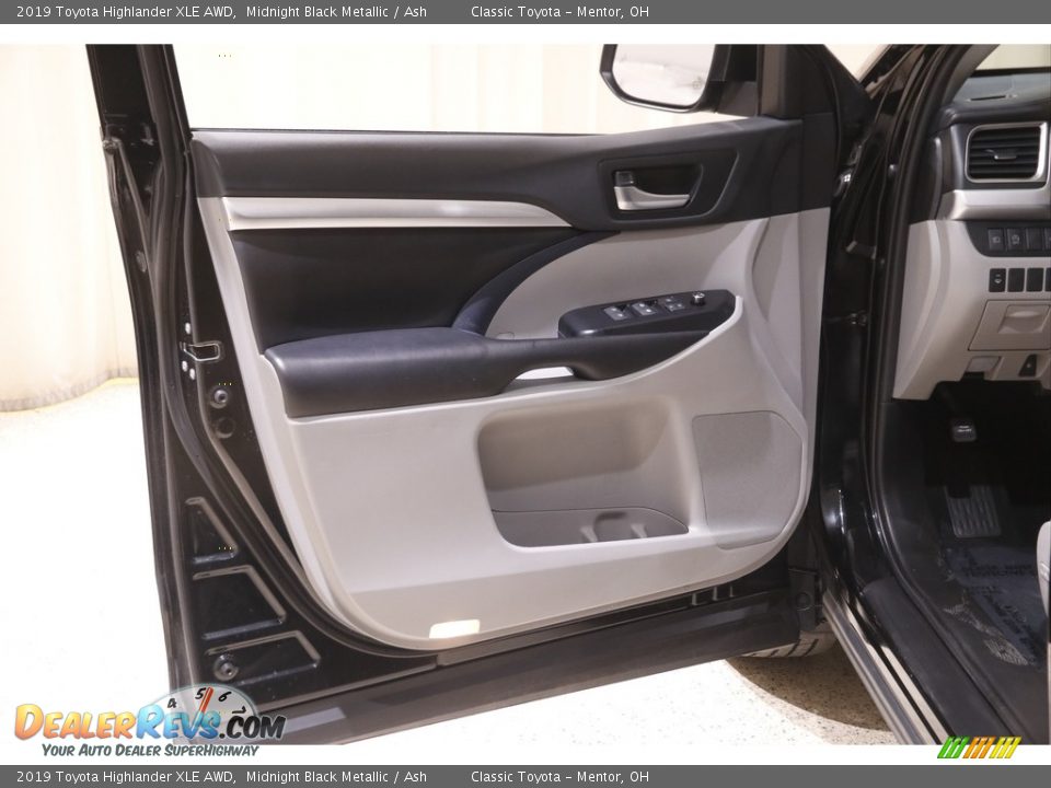 2019 Toyota Highlander XLE AWD Midnight Black Metallic / Ash Photo #4