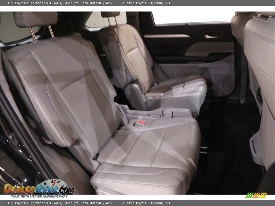 2019 Toyota Highlander XLE AWD Midnight Black Metallic / Ash Photo #16