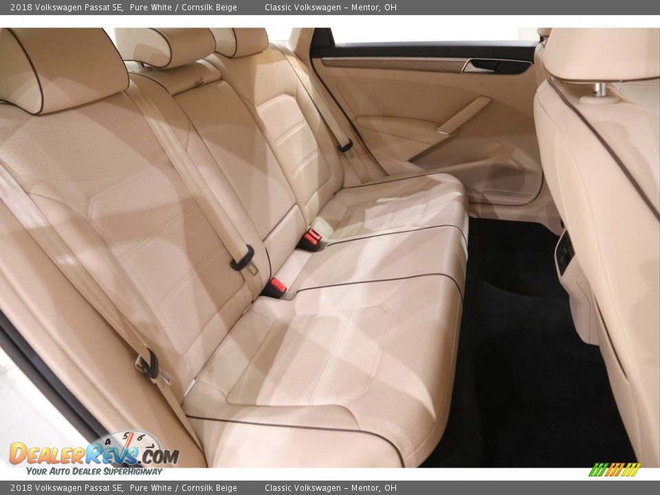 2018 Volkswagen Passat SE Pure White / Cornsilk Beige Photo #14