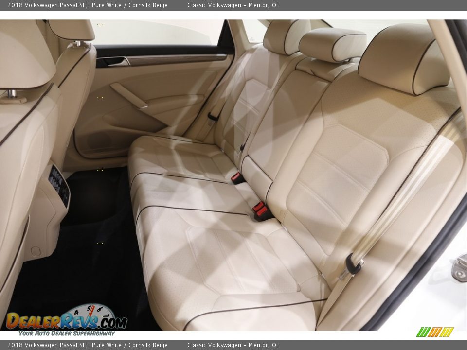 2018 Volkswagen Passat SE Pure White / Cornsilk Beige Photo #15