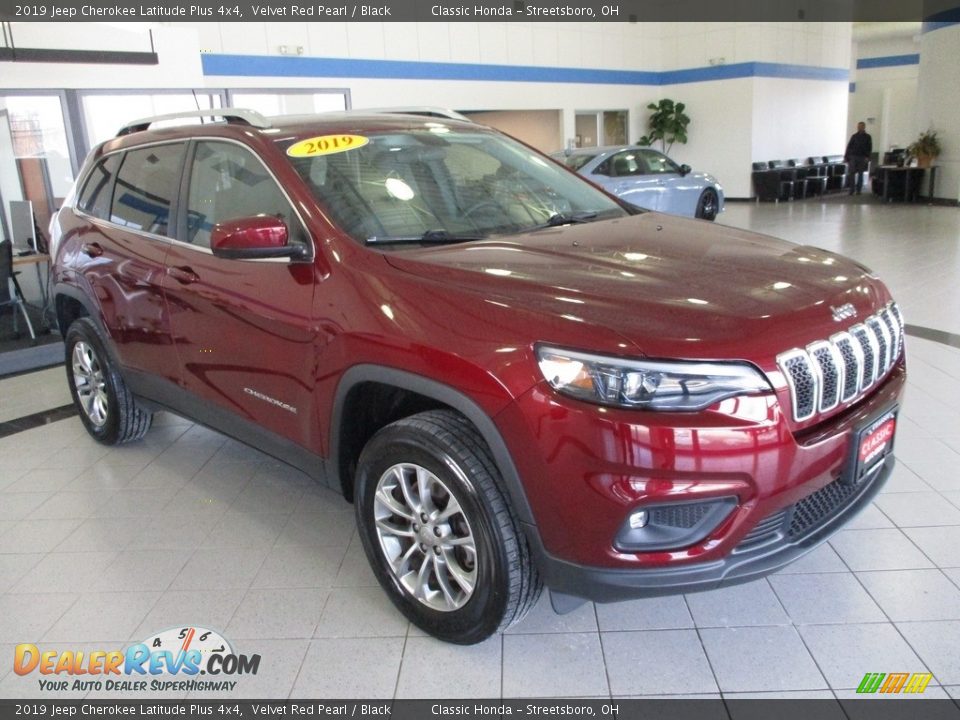 2019 Jeep Cherokee Latitude Plus 4x4 Velvet Red Pearl / Black Photo #3