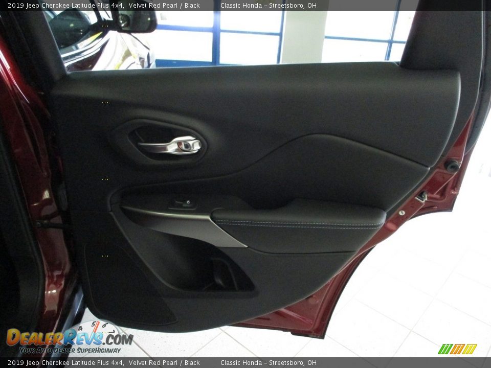 2019 Jeep Cherokee Latitude Plus 4x4 Velvet Red Pearl / Black Photo #17