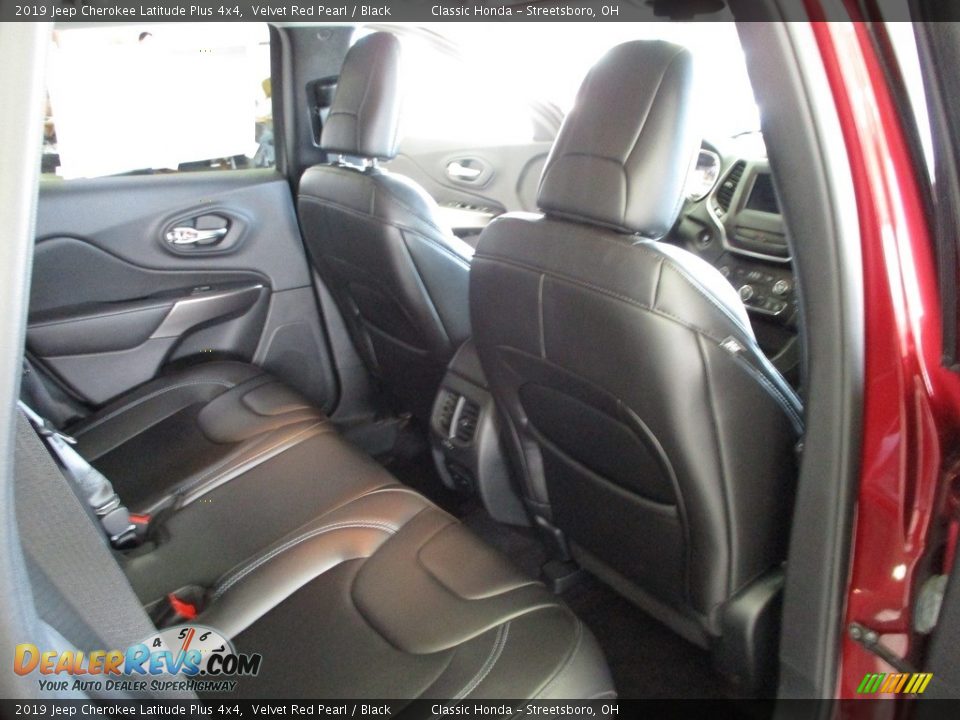 2019 Jeep Cherokee Latitude Plus 4x4 Velvet Red Pearl / Black Photo #18