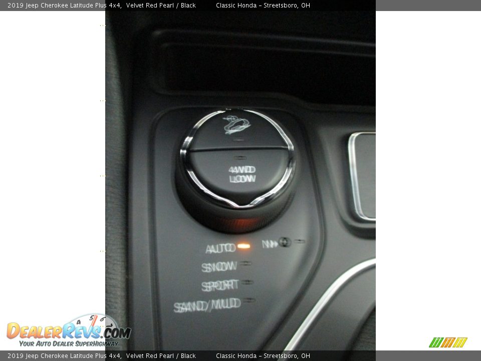 2019 Jeep Cherokee Latitude Plus 4x4 Velvet Red Pearl / Black Photo #32