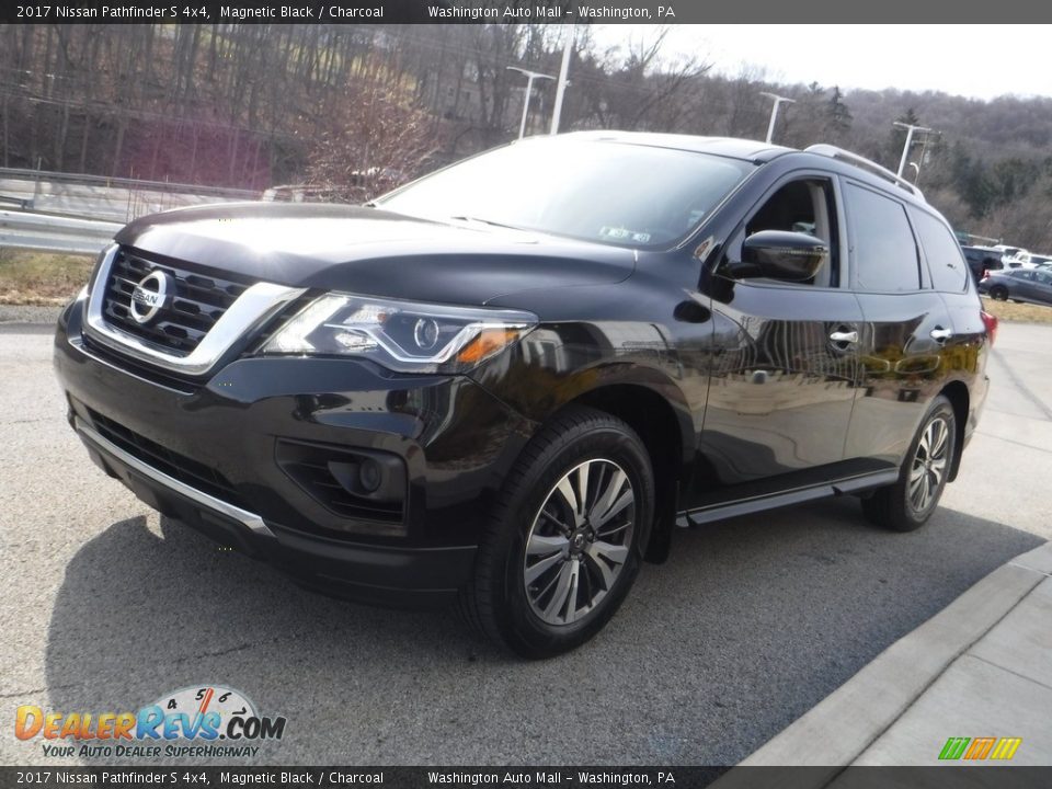 2017 Nissan Pathfinder S 4x4 Magnetic Black / Charcoal Photo #10