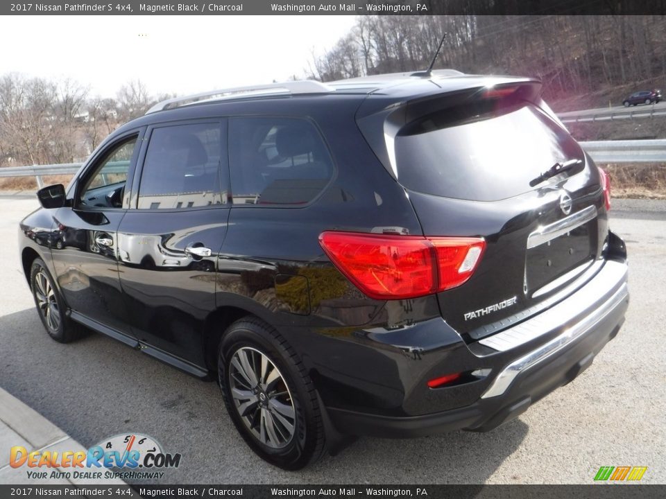 2017 Nissan Pathfinder S 4x4 Magnetic Black / Charcoal Photo #12