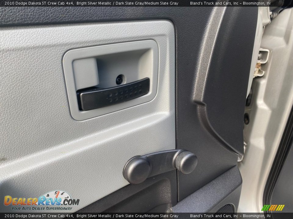 Door Panel of 2010 Dodge Dakota ST Crew Cab 4x4 Photo #10