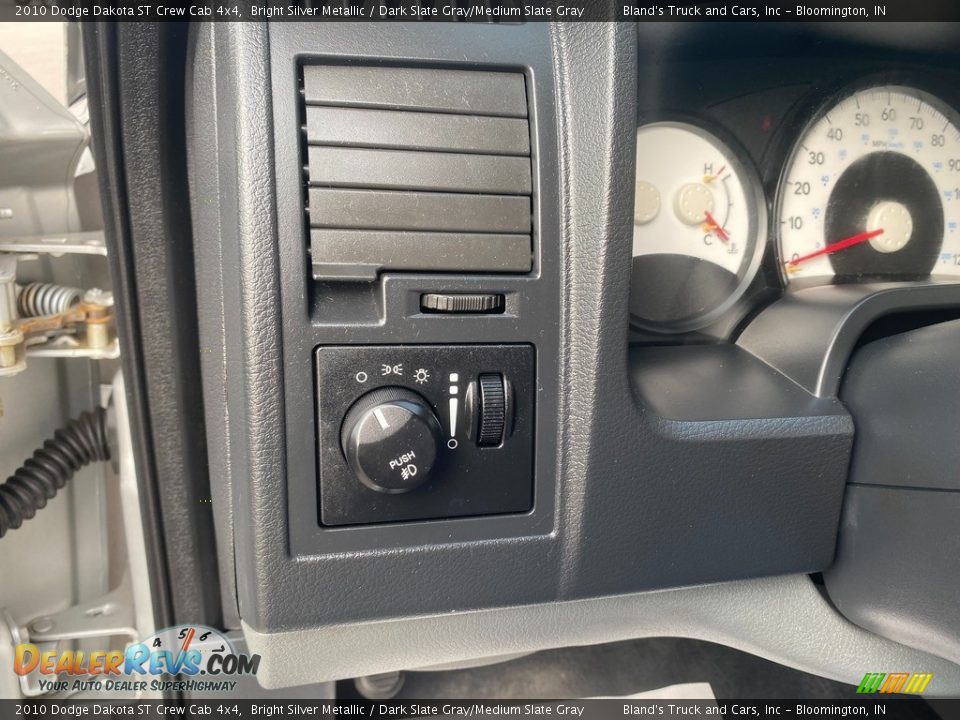 Controls of 2010 Dodge Dakota ST Crew Cab 4x4 Photo #17