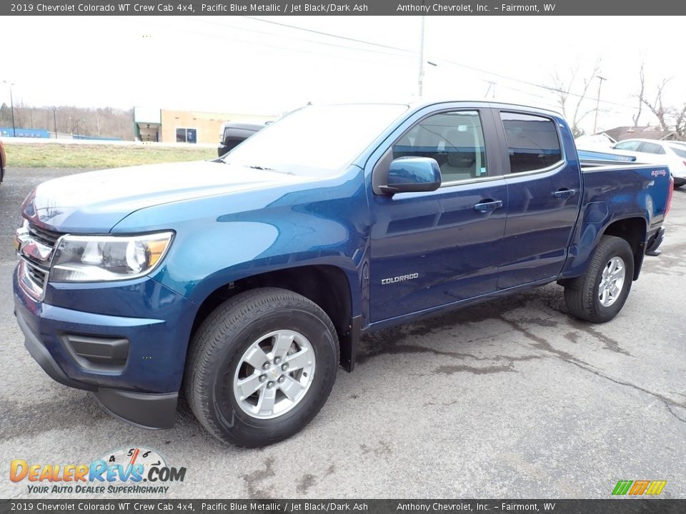 Front 3/4 View of 2019 Chevrolet Colorado WT Crew Cab 4x4 Photo #7