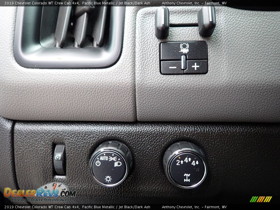Controls of 2019 Chevrolet Colorado WT Crew Cab 4x4 Photo #17