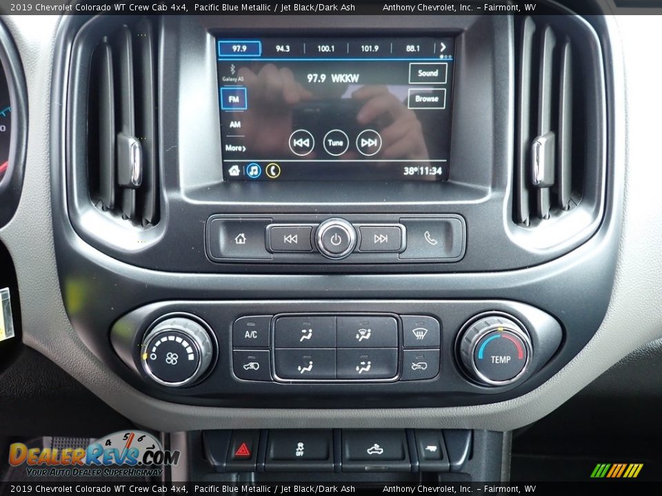 Controls of 2019 Chevrolet Colorado WT Crew Cab 4x4 Photo #19