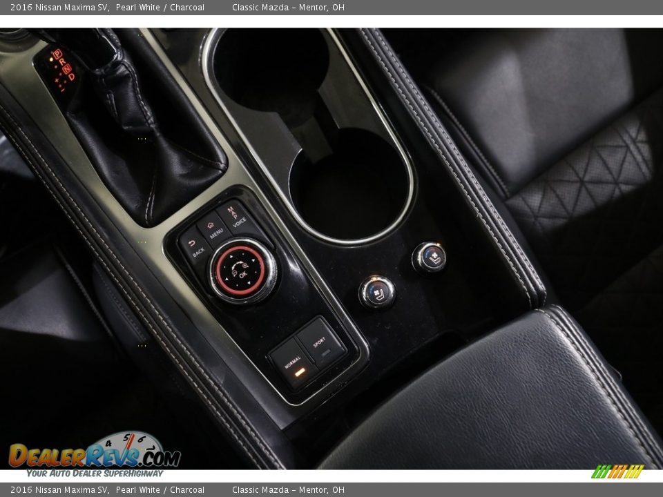 2016 Nissan Maxima SV Pearl White / Charcoal Photo #15