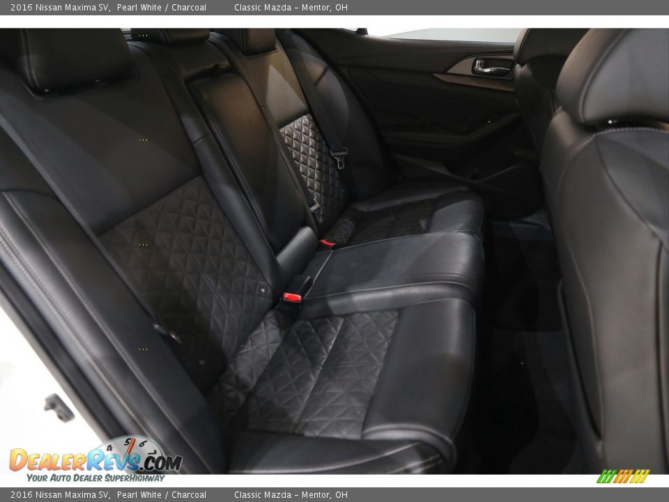 2016 Nissan Maxima SV Pearl White / Charcoal Photo #18
