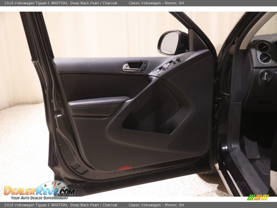 Door Panel of 2016 Volkswagen Tiguan S 4MOTION Photo #4