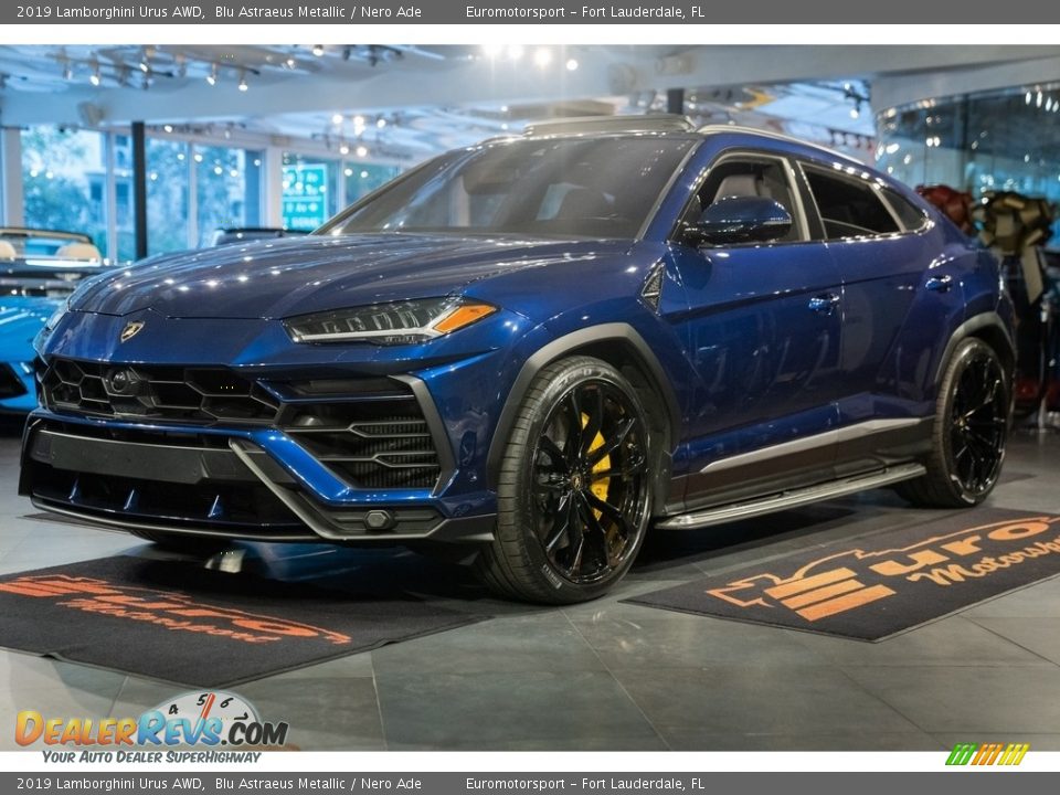 Front 3/4 View of 2019 Lamborghini Urus AWD Photo #1