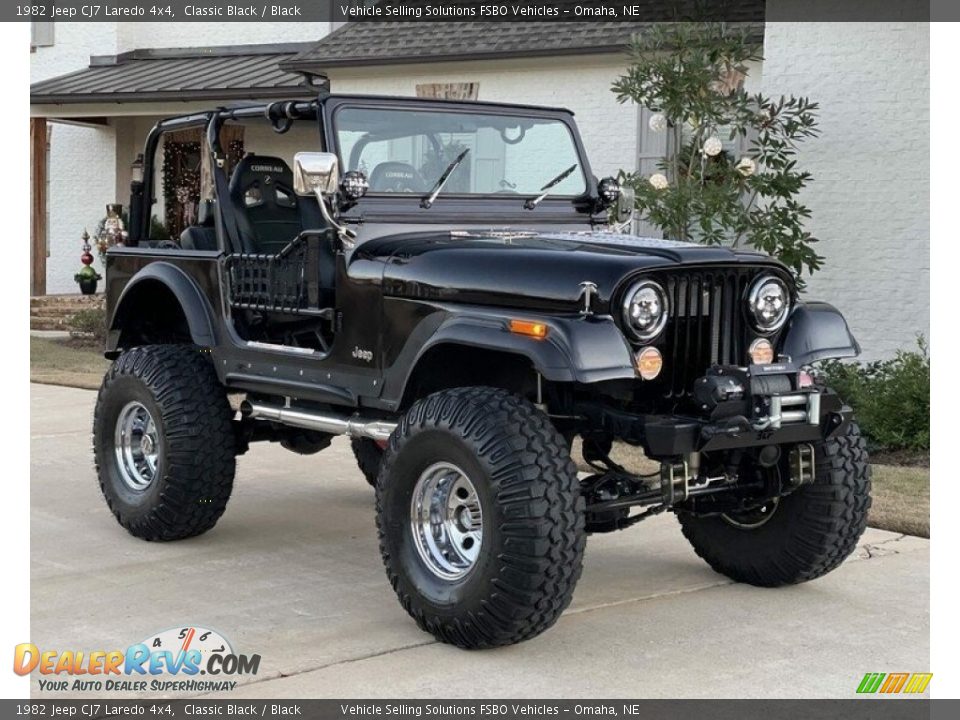 Front 3/4 View of 1982 Jeep CJ7 Laredo 4x4 Photo #9