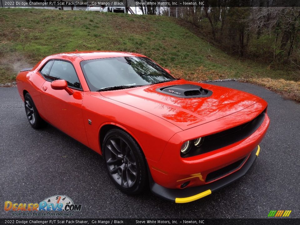 Front 3/4 View of 2022 Dodge Challenger R/T Scat Pack Shaker Photo #4