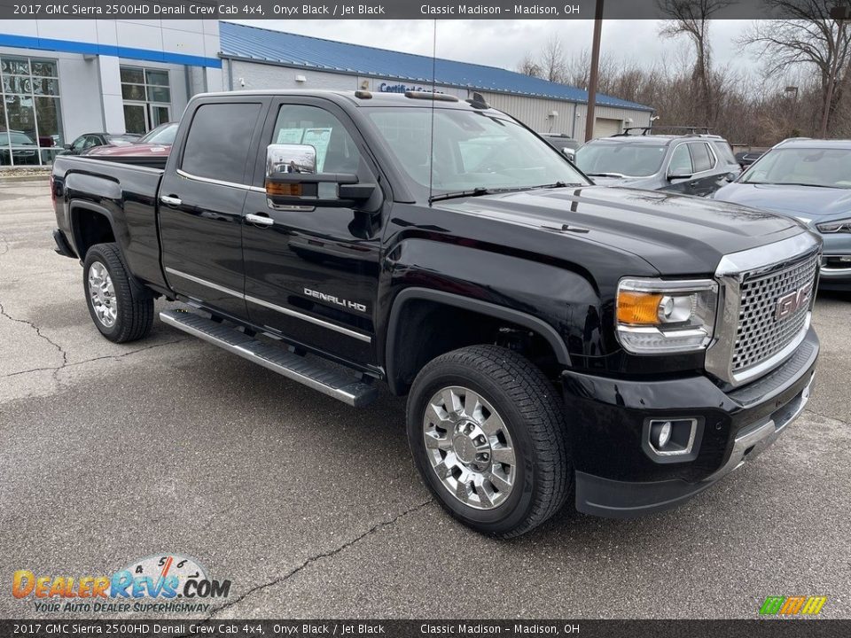 Front 3/4 View of 2017 GMC Sierra 2500HD Denali Crew Cab 4x4 Photo #6