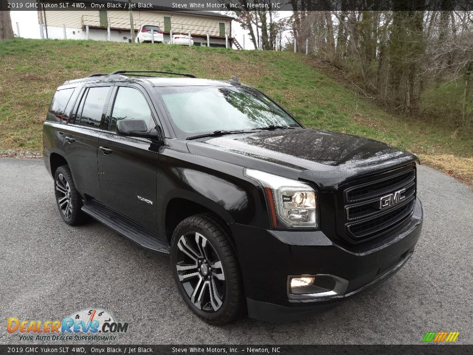 Front 3/4 View of 2019 GMC Yukon SLT 4WD Photo #5