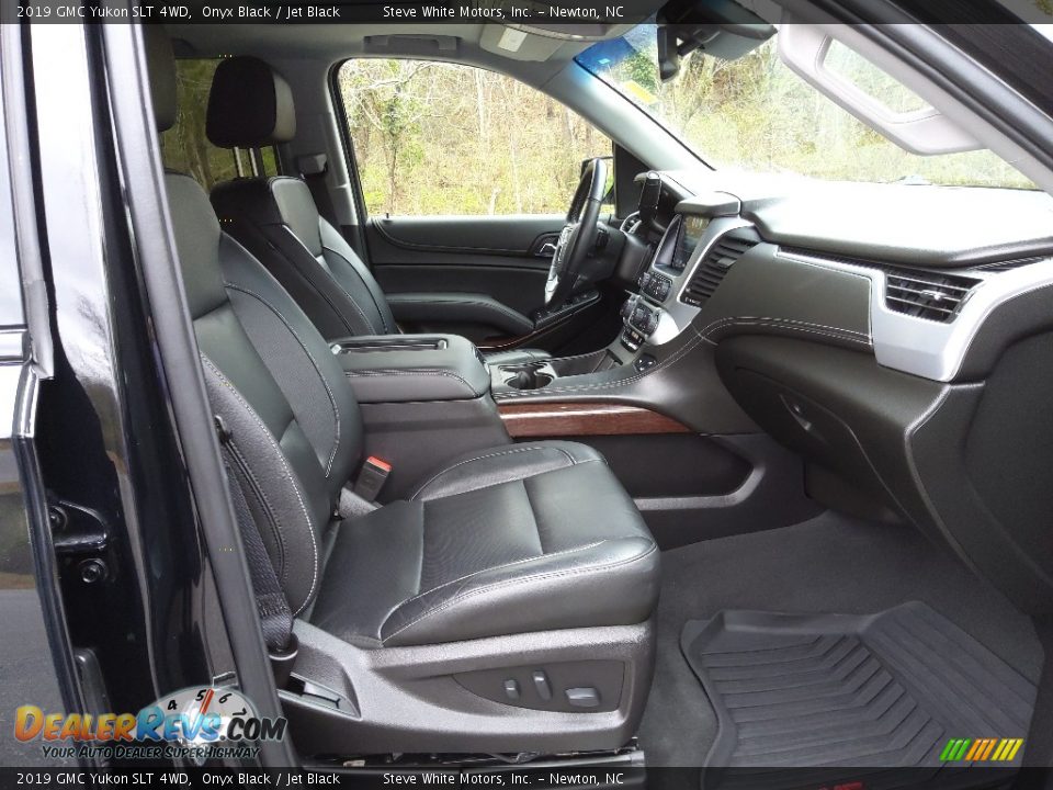 Front Seat of 2019 GMC Yukon SLT 4WD Photo #23