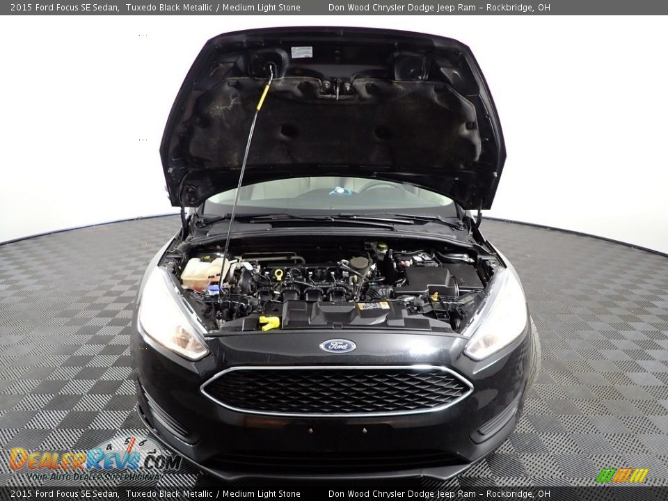 2015 Ford Focus SE Sedan Tuxedo Black Metallic / Medium Light Stone Photo #4