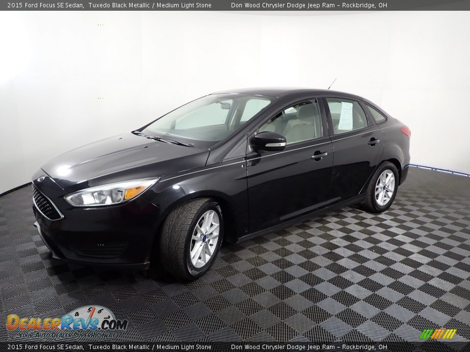 2015 Ford Focus SE Sedan Tuxedo Black Metallic / Medium Light Stone Photo #6