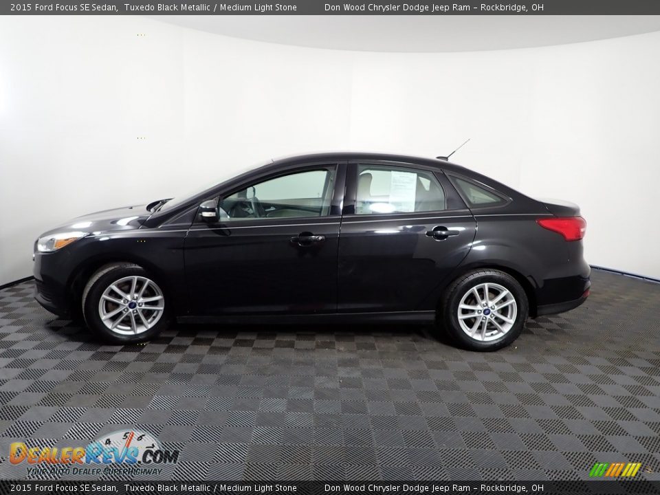 2015 Ford Focus SE Sedan Tuxedo Black Metallic / Medium Light Stone Photo #7